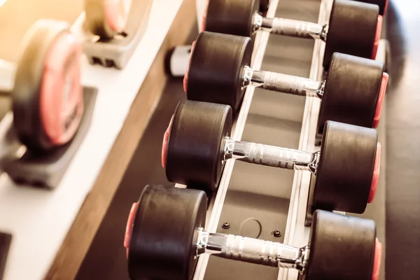 Equipos Dumbbells en gimnasio —  Fotos de Stock