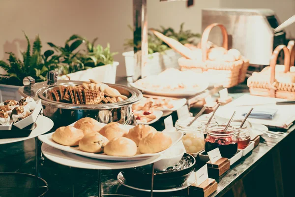 Buffet de catering en el restaurante del hotel — Foto de Stock