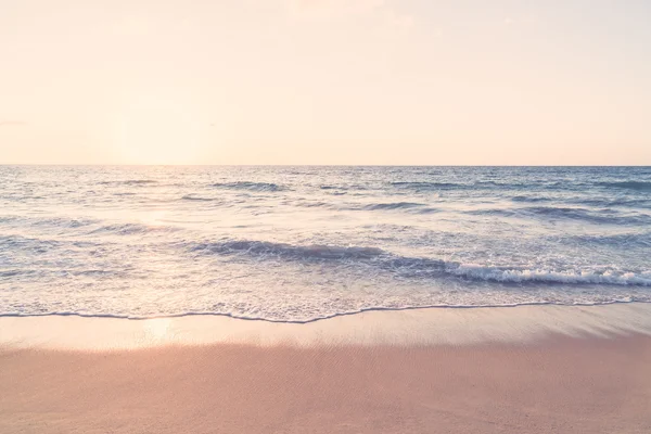 Solnedgång med havet och stranden — Stockfoto