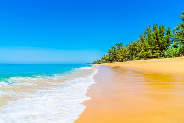 Piękna plaża i morze — Zdjęcie stockowe