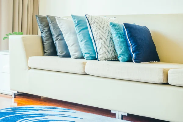 Красиві розкішні подушки на дивані — стокове фото
