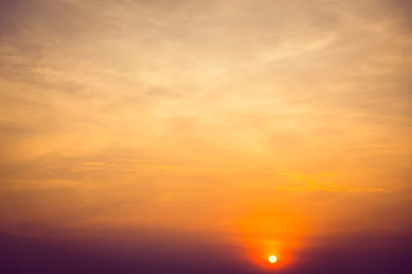 Piękny zachód słońca na niebie — Zdjęcie stockowe