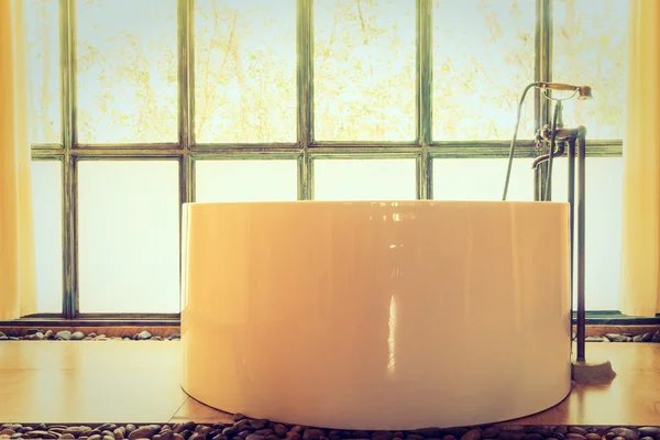 Vintage bathtub in bathroom interior — Stock Photo, Image