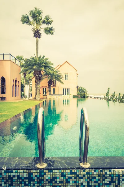 Hermosa piscina de lujo —  Fotos de Stock