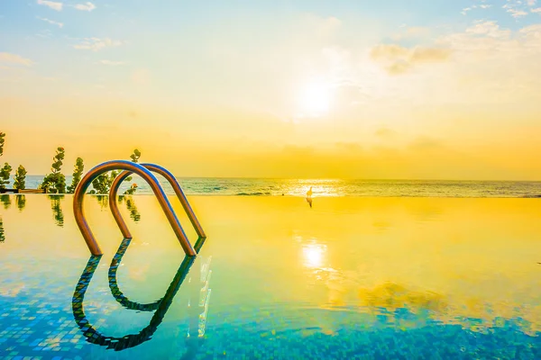 Bellissimo resort di lusso piscina — Foto Stock