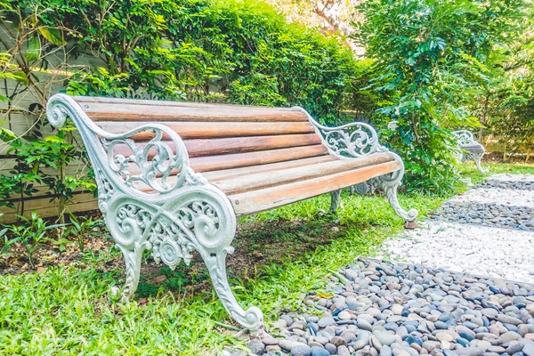 Pusta ławka w parku — Zdjęcie stockowe
