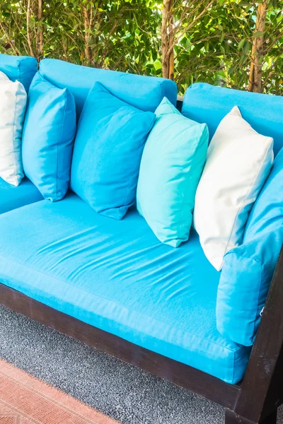 Bellissimi cuscini sul divano in soggiorno — Foto Stock