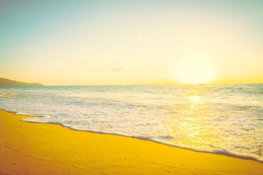 Günbatımı ile deniz ve plaj