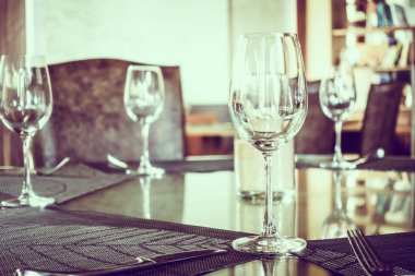 boş şarap bardakları