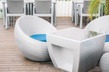 Boş sandalye ve masa açık güverte ile