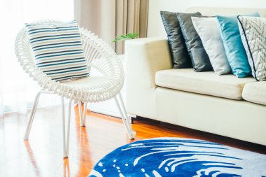 Kanepe ve sandalye üzerinde güzel lüks yastıklar