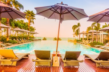 Otelde lüks bir yüzme havuzu