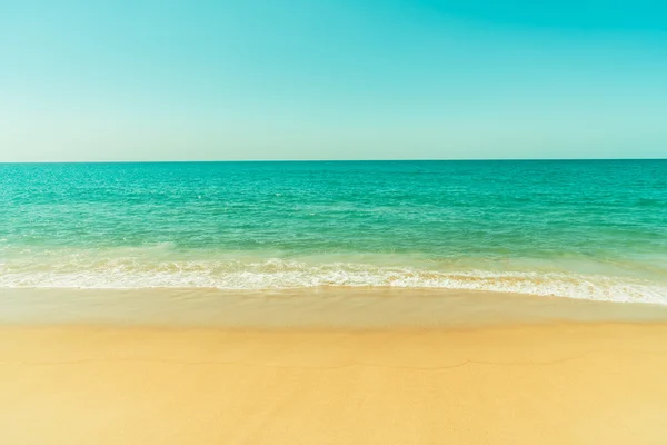 Hermosa playa tropical y el mar — Foto de Stock