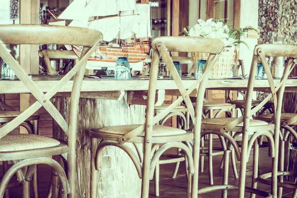 Mesa vazia e cadeiras no restaurante — Fotografia de Stock