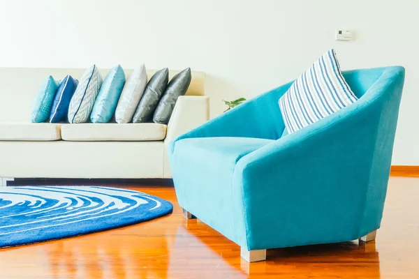 Belos travesseiros de luxo no sofá e cadeira — Fotografia de Stock