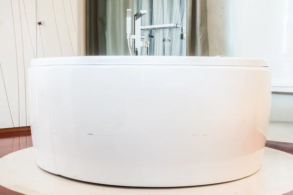 아름 다운 고급 욕조 — 스톡 사진