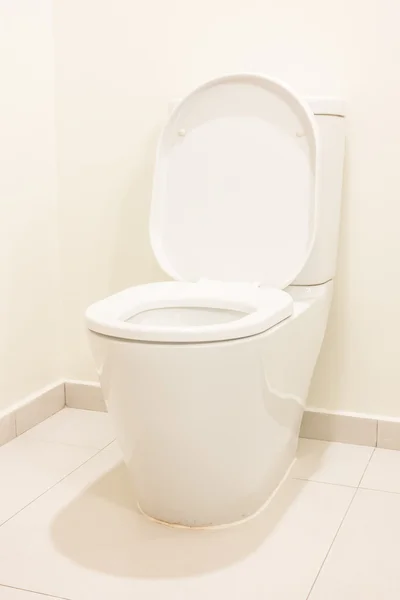 Siège de toilette blanc dans la salle de bain — Photo