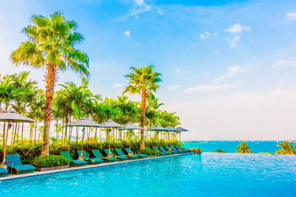 Hermosa piscina de lujo —  Fotos de Stock