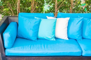 Oturma odasında kanepede güzel yastıklar