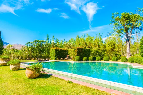 Vackra lyxiga semesteranläggning i poolen — Stockfoto