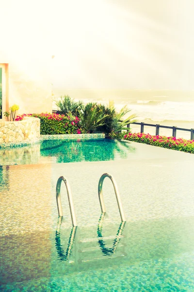 Güzel lüks Yüzme Havuzu resort — Stok fotoğraf