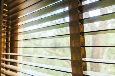 Oda penceresinde güneşlikler