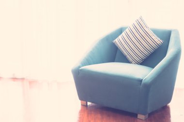 Kanepe ve sandalye üzerinde güzel lüks yastıklar