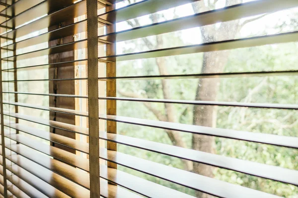 Jalousien Fenster im Zimmer — Stockfoto