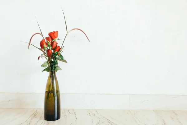 Růže ve váze v obývacím pokoji — Stock fotografie