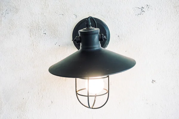 Lampe lumineuse sur mur salon — Photo