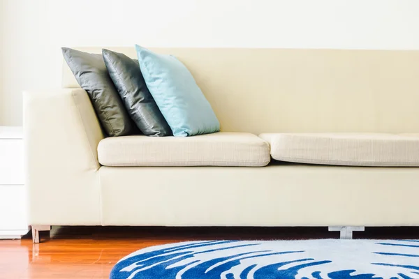 Cuscini e Divano in soggiorno interno — Foto Stock