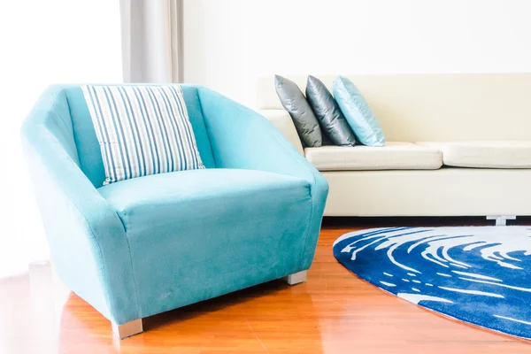 Travesseiros e Sofá na sala de estar interior — Fotografia de Stock