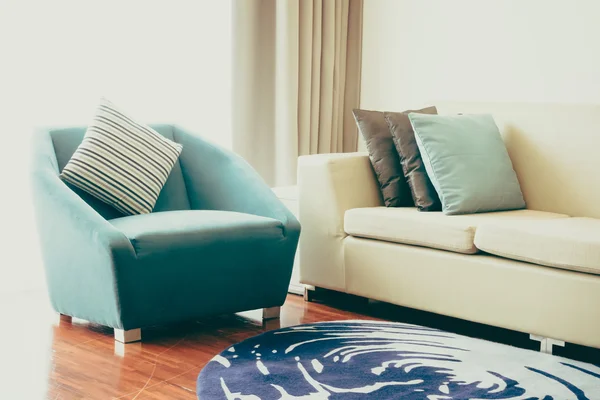Travesseiros e Sofá na sala de estar interior — Fotografia de Stock