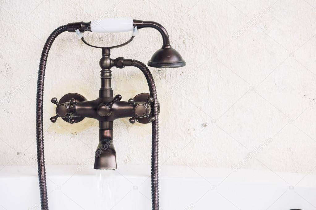 Antiguo grifo vintage en la bañera — Foto de stock © mrsiraphol #98507944