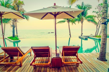 Şemsiyeleri ve sandalyeler Yüzme Havuzu etrafında