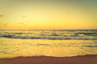 Günbatımı ile deniz ve plaj