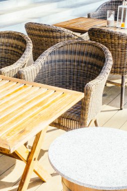 Boş masa ve sandalyeler restoranda
