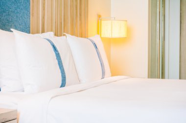 Yatakta güzel lüks yastıklar