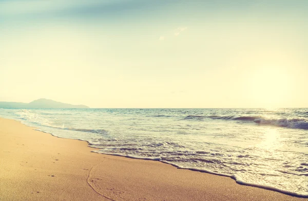 Zonsondergang met zee en strand — Stockfoto