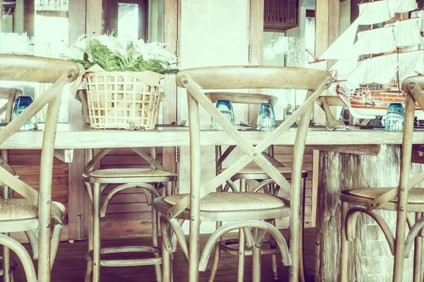 Pusty stół i krzesła w restauracji — Zdjęcie stockowe