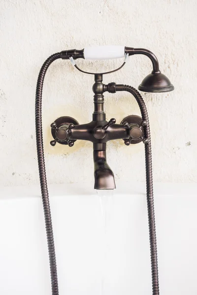 Vieux robinet vintage sur baignoire — Photo