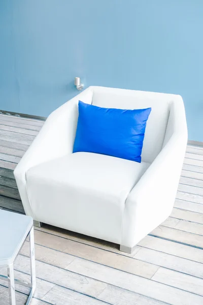 Bellissimo cuscino di lusso sulla sedia — Foto Stock
