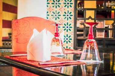 akşam yemeği için ayarlanan tablo