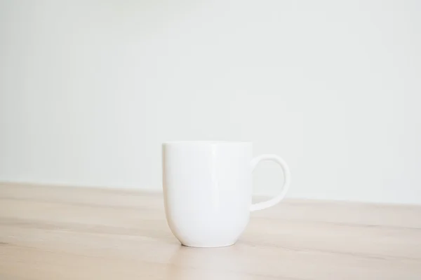Bílý šálek kávy na stole — Stock fotografie