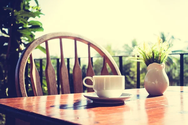 Copo de café branco e vaso planta — Fotografia de Stock