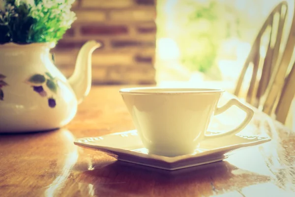 Biała kawa filiżanki i wazon roślin — Zdjęcie stockowe
