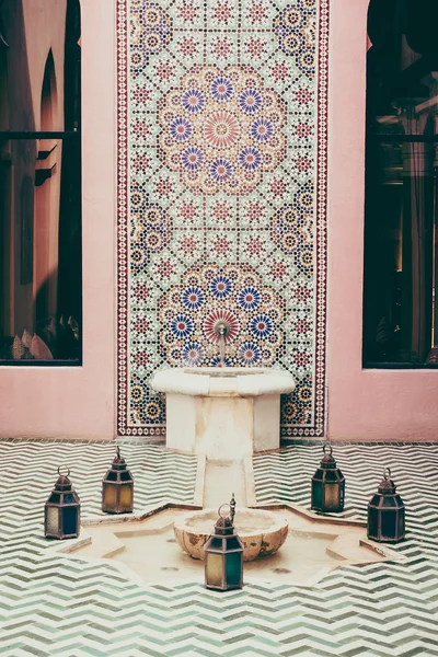 Szökőkút és építészet marokkói stílusban — Stock Fotó