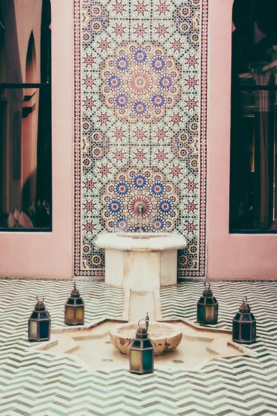 Fontana e architettura in stile marocco — Foto Stock