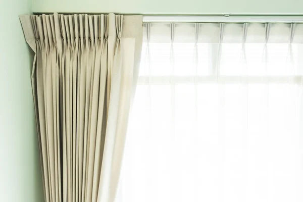 Vackra gardiner i vardagsrummet — Stockfoto