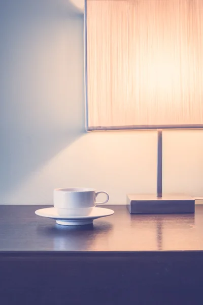 Lámpara de mesa con taza de café — Foto de Stock